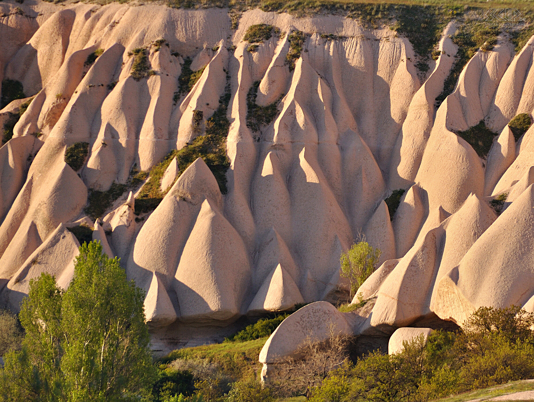 Cappadocië - Uçhisar Ook Uçhisar is een prachtig dorpje met een burcht van waarop je een prachtig panorama hebt over de omliggende regio. Stefan Cruysberghs